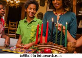 família, mais claro, kinara, velas, celebrando, kwanzaa