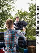 amigos, com, acampando equipamento