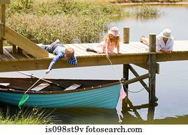 família, desfrutando, lakeside, férias