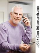 homem maduro, usando, banco telefone