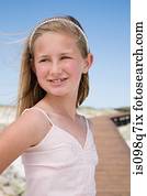 menina, em, a, costa