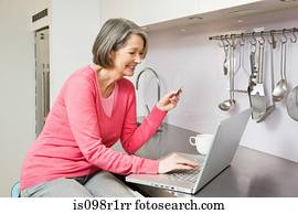 mulher madura, usando, banco internet