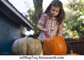 menina, esculpindo, abóbora, para, dia das bruxas