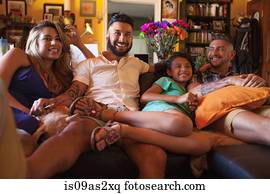 mädchen, und, familie, aufpassender fernsehapparat, auf, wohnzimmer, sofa