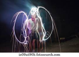 dois, adulto, amigos, fazer, sparkler, asas anjo, em, escuridão, ligado, dia independência, eua