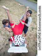 dois, homens jovens, dunking, amigo, em, refrigerador, ligado, dia independência, eua