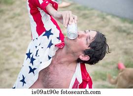 homem jovem, beijando, cerveja pode, celebrando, dia independência, eua