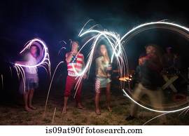 quatro, adulto, amigos, celebrando, com, sparklers, em, escuridão, ligado, dia independência, eua