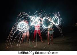 quatro, adulto, amigos, fazer, sparkler, padrões, em, escuridão, ligado, dia independência, eua