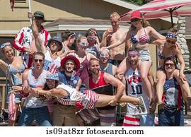 retrato, de, adulto, amigos, celebrando, dia independência, eua