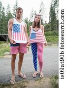 retrato, de, par, ostentar, bandeira americana, traje, celebrando, dia independência, eua