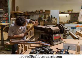 guitarra, fabricante, fabricando, guitarra, em, oficina
