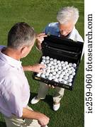 um, homem negócios, levando, um, bola golfe, de, um, pasta