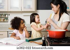 crianças, ajudando, um, mulher, cozinheiro