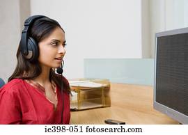 indische frau, arbeitende, in, a, rufen mitte