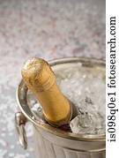 champagner, in, ein, vereisen eimer champagner, in, ein, vereisen eimer
