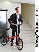 homme dans bureau, à, vélo