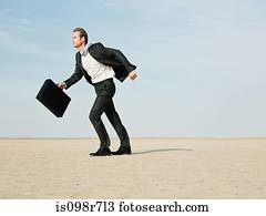 homem negócios, andar, em, um, ventoso, deserto