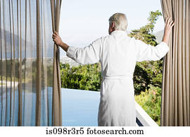 meio envelheceu, homem, desgastar, bathrobe, retirando, cortinas, frente, piscina