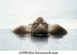 mulher jovem, em, água