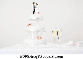 Bouchon Exploser Depuis Bouteille Champagne A Gateau Mariage Dans Fond Image U Fotosearch