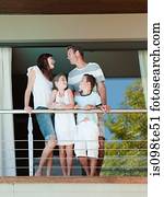 famiglia, su, balcone, di, casa vacanza