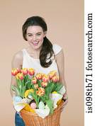 mulher, com, cesta, de, flores, e, ovos páscoa