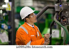 engenheiro, inspeccionando, maquinaria, em, fábrica