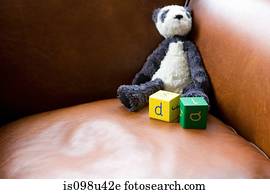 panda, brinquedo, e, edifício bloqueia, ligado, sofá