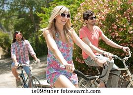 jovem, amigos, ciclismo, férias