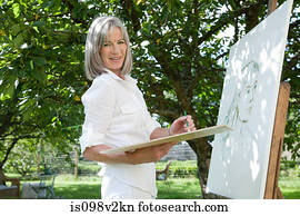 mulher madura, quadro, em, cavalete