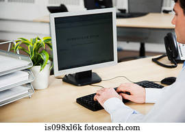 trabalhador escritório, usando computador, para, actualização, retomar