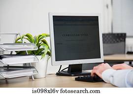 trabalhador escritório, usando computador, para, actualização, retomar