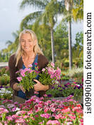 frau, mit, blumen, an, garten- mitte