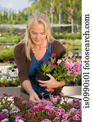 vrouw, met, bloemetjes, op, het centrum van de tuin