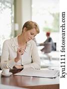 executiva, sentando, em, um, restaurante, e, leitura, um, jornal financeiro