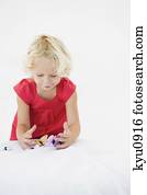 menina, tocando, com, artificial, borboletas