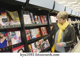 mulher, escolher, revistas, em, um, supermercado