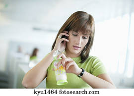 executiva, conversa num telefone móvel, e, conferindo tempo