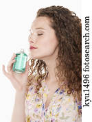 mulher, cheirando, óleo aromatherapy