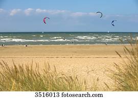 frança, normandy, pessoas, desfrutando, um, ventoso, tarde, em, a, litoral, papagaio surfa