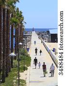 portugal, algarve, portimao., pessoas andando, ligado, a, embankment.