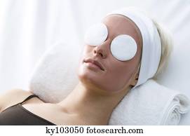 retrato, de, um, mulher jovem, com, máscara beleza, ligado, dela, rosto, e, cleansing, algodão, ligado, dela, olhos