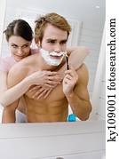 embracing pares, em, banheiro, barechested, homem, raspar, frente, espelho