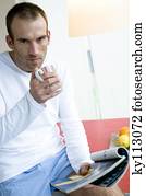 assento homem, ligado, tabela cozinha, compartimento leitura, prendendo caneca, olhando câmera