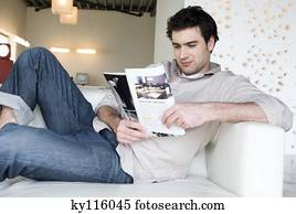 homem, mentindo, ligado, um, sofá, compartimento leitura