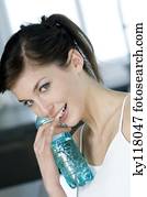 retrato, de, um, jovem, mulher sorridente, segurando, um, água mineral, garrafa