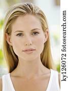 retrato, de, mulher jovem, olhando câmera, ao ar livre