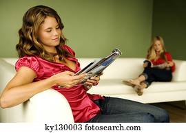 2, leitura mulheres, ligado, sofá