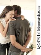 homem, escondendo, grupo flores, atrás de, seu, costas, enfrentando, mulher sorridente